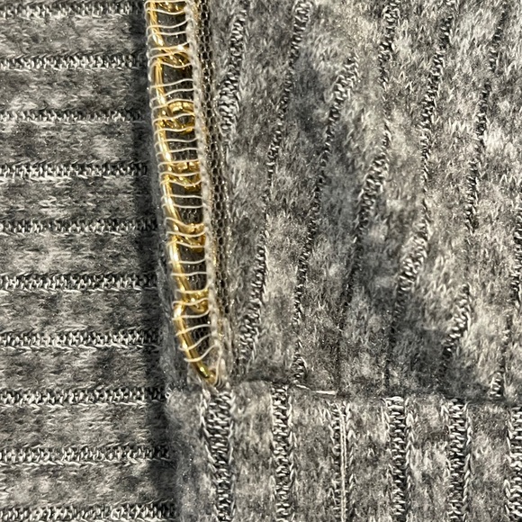 🩶A Love Story🩶 Women’s 3/4 Sleeve Sweater Size XL with Gold chain Detailing - Picture 5 of 7